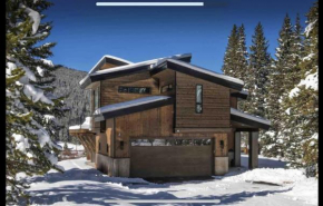 Modern 3BR Chalet with Hot Tub and Mt Quandary Views
